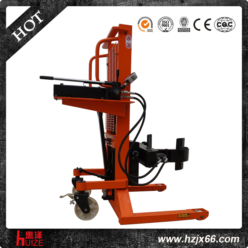 手動(dòng)夾紙車(chē)夾起橫向的紙卷 手動(dòng)夾紙車(chē)夾起橫向的紙卷